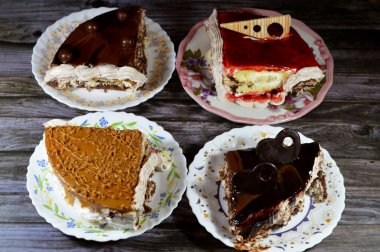 Doğum günü pastası, kutlama, bisküvi ve krema, fındık çikolatası, böğürtlen, çikolata, karamel, çırpılmış vanilyalı krema, çikolata kalpli.