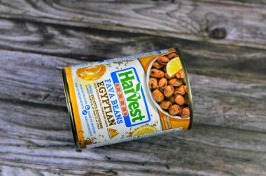 Kahire, Mısır, 13 Aralık 2023: Mısır 'da sebze yağı, kimyon, limon, bakla, protein lifleri ve kahvaltıdaki ana sandviç olan fava fasulyesi içeren konserve hasadı.