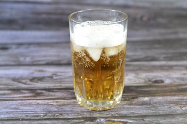 Buzlu bir bardakta elmalı malt içeceği, doğal ve ferahlatıcı aromalı malt içeceği en yüksek kalitede taze bir tat getiriyor, eşsiz elma meyvesi karışımı, seçici bir odak noktası.