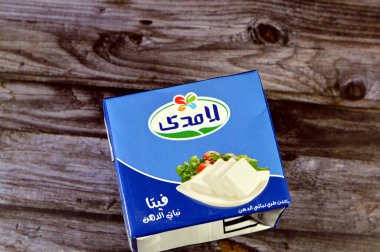 Kahire, Mısır, 13 Aralık 2023: Pastörize inek ve bufalo sütü kullanılarak üretilen kuzu feta peyniri, günlük yemeklerinize peynir katmak, sandviç ve atıştırmalık yapmak, seçici odaklanma