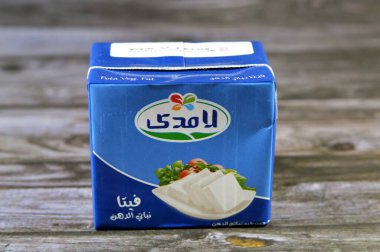 Kahire, Mısır, 13 Aralık 2023: Pastörize inek ve bufalo sütü kullanılarak üretilen kuzu feta peyniri, günlük yemeklerinize peynir katmak, sandviç ve atıştırmalık yapmak, seçici odaklanma