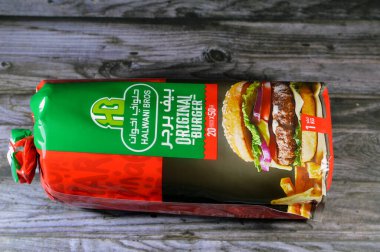 Kahire, Mısır, 15 Aralık 2023: Halwani Bros sığır burger Haalwani paketi, Halwani Kardeşler Şirketi Orta Doğu, Suudi Arabistan ve Mısır 'da gıda endüstrisinin öncülerinden biri.
