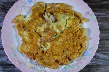 Omlet ya da omlet, yumurtadan yapılmış, tereyağlı ya da yağlı kızartma tavasında kızartılmış, soğanlı omlet yumurtaları, tuzlu ve karabiberli, yumurtalar su, krema ya da sütle çırpılmış.
