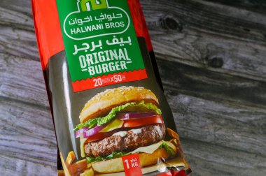 Kahire, Mısır, 15 Aralık 2023: Halwani Bros sığır burger Haalwani paketi, Halwani Kardeşler Şirketi Orta Doğu, Suudi Arabistan ve Mısır 'da gıda endüstrisinin öncülerinden biri.