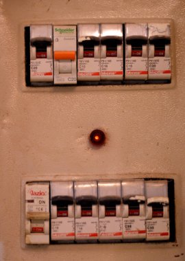 Kahire, Mısır, 16 Aralık 2023: Dağıtım paneli, panel, elektrik şalteri, sigorta kutusu, elektrik beslemesini yan kuruluşlara ayıran bir elektrik tedarik sisteminin bileşeni