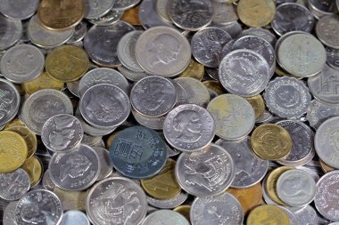 Birçok ülkeden gelen çeşitli madeni paraların arka planı ve farklı değerler, antika retro, birçok ülkeden gelen eski paralar ve farklı zamanlar, çoklu ve farklı madeni paralar yığını para