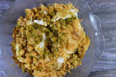 Mısır 'daki tatlı Koshary tarifinin üstüne sütlü puding, krem şanti, kızarmış Konafa ve filo fileto ile birlikte çok katmanlı pirinçten yapılma Pistachio sosu.