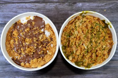 Mısır 'da tatlı puding, krema, kızarmış Konafa ve filo ile birlikte çok katmanlı pirinçli tatlı Koshary tarifinin üzerine fıstık ezmesi ve çikolata ezmesi.