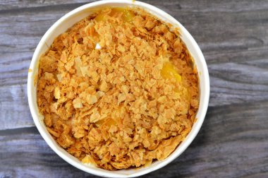 Mısır 'daki tatlı Koshary tarifinin içindeki mango parçaları, sütlü tatlı puding, krem şanti, kızarmış Konafa ve filo ile birlikte diğer tatlar ve dolgulardan yapılmış çok katmanlı pirinçten yapılmıştır.