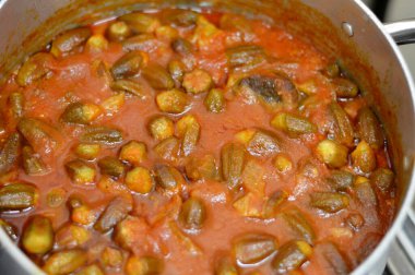 Biftek parçaları ve domates sosuyla pişirilen bamya, Bamia, bamya veya Okro, birçok İngilizce konuşulan ülkede kadınlar parmakları veya ochro olarak bilinen Abelmoschus esculentus 'tur.