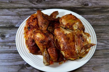 Arap mutfağı ızgara tavuk, ızgara tavuk ızgara makinesinde ızgara edilmiş tavuk Suriye tarifi ile yapılmış tavuklar, sulu, sulu, genellikle pirinç ve sarımsak sosuyla servis edilir.