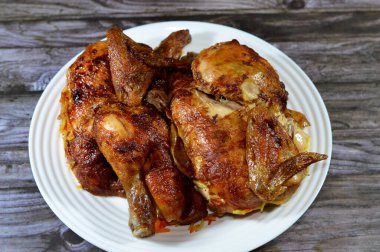 Arap mutfağı ızgara tavuk, ızgara tavuk ızgara makinesinde ızgara edilmiş tavuk Suriye tarifi ile yapılmış tavuklar, sulu, sulu, genellikle pirinç ve sarımsak sosuyla servis edilir.