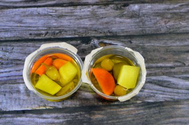 Arap turşusu, salamura edilmiş kırmızı biber turşusu, salatalık, patates küpü, zeytin, havuç, Arapça geleneksel Suriye aperatifleri.