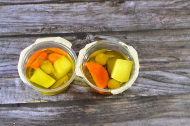 Arap turşusu, salamura edilmiş kırmızı biber turşusu, salatalık, patates küpü, zeytin, havuç, Arapça geleneksel Suriye aperatifleri.