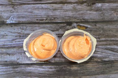 Baharatlı sarımsak sosu ya da Tomeya, Tomiya, geleneksel ortadoğu sosunda, birincil malzeme olarak sarımsak, emülsiyon, yağ, tereyağı ya da mayonez, yoğurt, baharat gibi bir sos kullanılıyor.