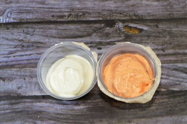 Normal ve baharatlı sarımsak sosu veya Tomeya, Tomiya, geleneksel ortadoğu sosu, birincil malzeme olarak sarımsağı, yağ, tereyağı veya mayonez gibi emülsiyonu kullanarak hazırlanmış bir sos, yoğurt.