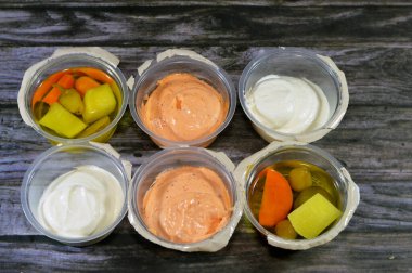 Salamura edilmiş kırmızı biber, salatalık, patates küpü, zeytin, havuç turşusu, normal ve baharatlı sarımsak sosu ya da geleneksel ortadoğu sosu Tomeya, Tomiya,
