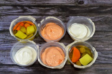 Salamura edilmiş kırmızı biber, salatalık, patates küpü, zeytin, havuç turşusu, normal ve baharatlı sarımsak sosu ya da geleneksel ortadoğu sosu Tomeya, Tomiya,