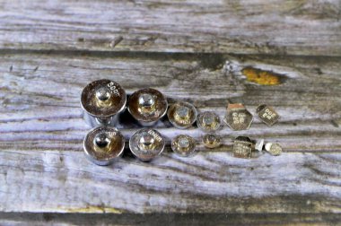 Laboratuvar ağırlıkları ve kütleleri, dengeleri ayarlamak ya da bir objeyi yerinde tutmak için bir karşı ağırlık sağlamak için kullanılır, tam bir ağırlık seti, paslanmaz çelik düğmeler, seçici odaklanma.