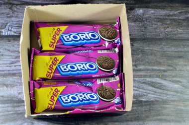 Kahire, Mısır, 20 Aralık 2023: Borio, yerel bir bisküvi markası, Oreo 'ya benzer. İki çikolatalı bisküvi ile krema arasında dolgu yapar, milkshake 'lerde kullanılır.