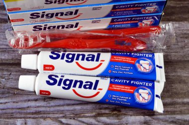 Kahire, Mısır, 25 Aralık 2023: Diş macunu savaşçısı, diş çürüğü ve diş ağrısının önlenmesi için ağız hijyeni, diş, aralıklar ve diş etlerinin korunması ve kanamanın önlenmesi