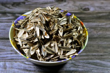 Enkaz yığını, ayçiçeği tohumları ve kabukları tüketildikten ya da yendikten sonra atıkları, tohumların, kabukların ve Helianthus Annuus 'un kabuklarının atıkları, inşaat malzemeleri üretmek, çiftlik hayvanlarını beslemek için kullanılan gövdeler.