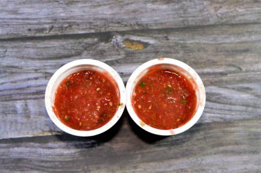 Daqoos ya da Daqqus, sarımsak ve zeytin yağı, taze domates, domates, sarımsak, tuz, şeker, su, zeytin yağı ve yaygın olarak Mandi ile birleştirilmiş bir Kuveyt veya Arap domates sosu.