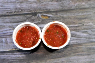 Daqoos ya da Daqqus, sarımsak ve zeytin yağı, taze domates, domates, sarımsak, tuz, şeker, su, zeytin yağı ve yaygın olarak Mandi ile birleştirilmiş bir Kuveyt veya Arap domates sosu.