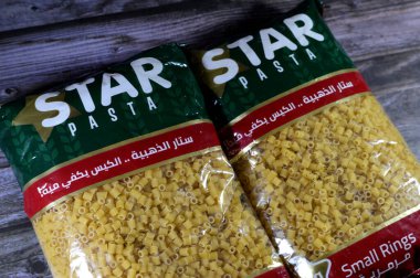 Kahire, Mısır, 25 Aralık 2023: Yıldız, çiğ makarna, kuru makarna, küçük halkalar, buğdaydan yapılmış, İtalyan ve diğer tariflerle pişirilmeye hazır seçici makarna odağı