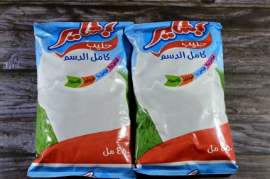 Kahire, Mısır, 25 Aralık 2023: Bashayer tam kremalı taze inek sütü paketi, B1, B2 vitamini, protein ve kalsiyum, seçici odaklı