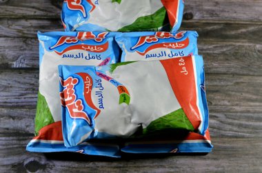 Kahire, Mısır, 25 Aralık 2023: Bashayer tam kremalı taze inek sütü paketi, B1, B2 vitamini, protein ve kalsiyum, seçici odaklı