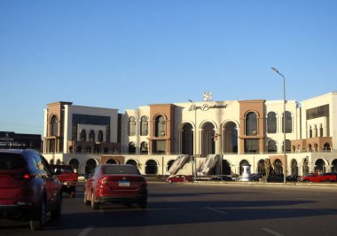 Kahire, Mısır, 15 Aralık 2023: Rehabilitasyon merkezi yakınlarındaki New Kahire 'deki Saja Bulvarı Alışveriş Merkezi, yaklaşık 24.000 m2' lik bir alana sahip yeni Saja alışveriş merkezi, çok şık bir modern tasarıma ve seçici bir odaklanma gücüne sahip.
