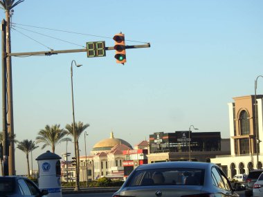 Kahire, Mısır, 15 Aralık 2023: Mısır sokaklarında trafik işaretleri, karayolu otoyolu otomobil hareketliliği ve sıkışıklık konsepti, Kahire sokakları ve araba ve araç trafiği, yeşil sürüş işareti, seçici odaklanma