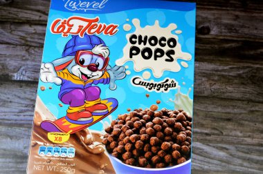 Kahire, Mısır, Ocak 12024: Teva Choco mısır gevreği, Choco Pops mısır gevreği 250 gram, çocuklar ve yetişkinler için sütle hazırlanmış abur cubur, çıtır çıtır çikolata aromalı toplar, seçici odaklanma