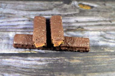 Karamel ve çikolatayla kaplı bisküvi. İçindekilerle birlikte çikolata.