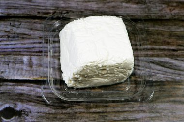 Az tuzlu beyaz peynir, salata, pizza, sandviç, makarna ve daha fazlasını hazırlamak için kullanılan çeşitli tariflere lezzetli bir karışım, bağışıklık ve metabolizmayı güçlendiren zengin besin ve proteinler.