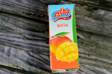 Kahire, Mısır, 2 Ocak 2024: Bashayer Mango suyu, tropikal lezzetli mango meyvesi suyu, mangolar besleyici olarak zengin meyvelerdir.
