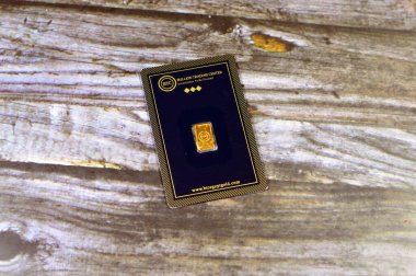 Kahire, Mısır, 2 Ocak 2024: 24K karat BTC Bullion Ticaret Merkezi saf sarı 1 gram altın bar, altın yatırım, döviz kuru, enflasyon krizi ve tasarruf varlıkları kavramı, altın satın alma