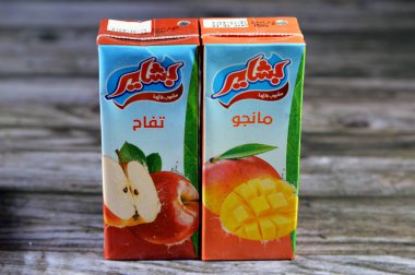Kahire, Mısır, 2 Ocak 2024: Bashayer elma suyu ve mango suyu, atıştırmalık ve seçici odaklı içecekler