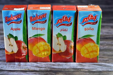 Kahire, Mısır, 2 Ocak 2024: Bashayer elma suyu ve mango suyu, atıştırmalık ve seçici odaklı içecekler