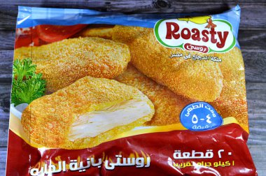 Kahire, Mısır, 2 Ocak 2024: Kavrulmuş helal tavuk panesi kıtır kıtır tavuk eti, kızarmış tavuk eti, baharatlı taze tavuk eti baharatlı ve lezzetli çıtır ekmek kırıntılarıyla kaplı, seçici odaklı.