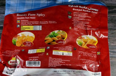 Kahire, Mısır, 2 Ocak 2024: Kavrulmuş helal tavuk panesi kıtır kıtır tavuk eti, kızarmış tavuk eti, baharatlı taze tavuk eti baharatlı ve lezzetli çıtır ekmek kırıntılarıyla kaplı, seçici odaklı.