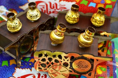 Arapça metnin çevirisi (Ramazan Kareem veya Mutlu Cömert Ramazan), Ramazan dekoratif fava fasülye arabası ve Müslümanlar için oruç ayı fener süslemeleri