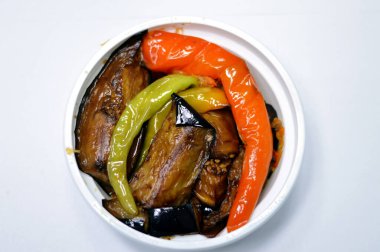 Kızarmış patlıcan turşusu ve sarımsak, kırmızı biber, sirke, limon, kişniş, maydanoz, doğranmış domates ve baharat, marine edilmiş Mısır patlıcan turşusu ile doldurulmuş yeşil biber.