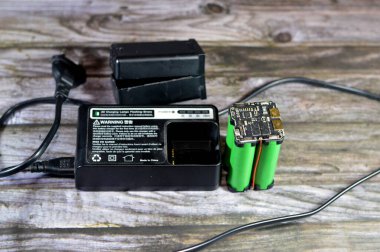 Kahire, Mısır, 9 Ocak 2024: 18650 pil paketi hücreleri, silindirik lityum iyon bataryası elektronik cihazlarda yaygın olarak kullanılan LI-ON yeniden şarj edilebilir piller, genellikle elektrikli aletlerde, elektrikli cihazlarda kullanılır.