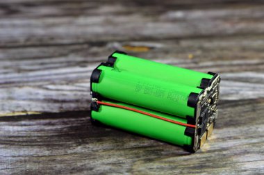 Kahire, Mısır, 9 Ocak 2024: 18650 pil paketi hücreleri, silindirik lityum iyon bataryası elektronik cihazlarda yaygın olarak kullanılan LI-ON yeniden şarj edilebilir piller, genellikle elektrikli aletlerde, elektrikli cihazlarda kullanılır.