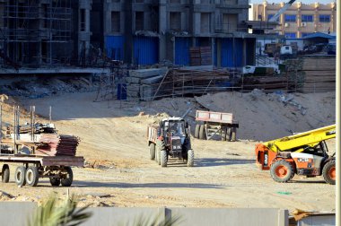 Giza, Mısır, 7 Ocak 2024: Mısır 'da yeni yerleşim yerleri, gayrimenkul gelişimsel konutlar ve daireler modern proje, Zed Z şehrinin inşaat alanı Şeyh Zayed şehir Giza Orascom CO tarafından