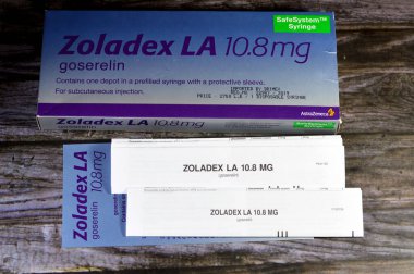 Kahire, Mısır, 10 Ocak 2024: Zoladex LA 10.8 mg goserelin asetat endometriyozis, endometriyal incelme, meme kanseri ve AstraZeneca UK tarafından prostat kanseri olarak belirtilen neoplastik implant