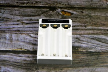 Kahire, Mısır, 10 Ocak 2024: 18650 pil pili için şarj aleti, silindirik lityum iyon pili elektronik cihazlarda yaygın olarak kullanılan LI-ON şarj edilebilir piller, genellikle elektrikli aletlerde kullanılır.