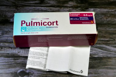Kahire, Mısır, 11 Ocak 2024: Pulmicort nebulizasyon süspansiyonu, budesonide steril tek doz birimleri, nebulizasyon etkisi, AstraZeneca UK Limited Company, bronşiyal astım için kullanılır, seçici odaklanma
